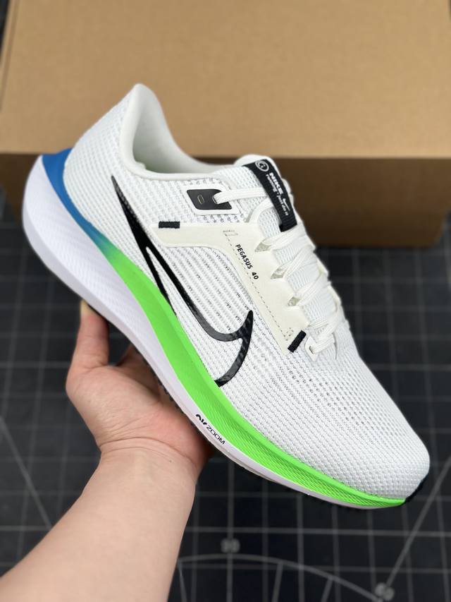 核心私 Nike Air Zoom Pegasus 40 耐克网面透气登月跑鞋 网面透气跑步鞋 兼顾迅疾外观和稳固脚感 后跟覆面和中足动态支撑巧妙融合 缔造稳定