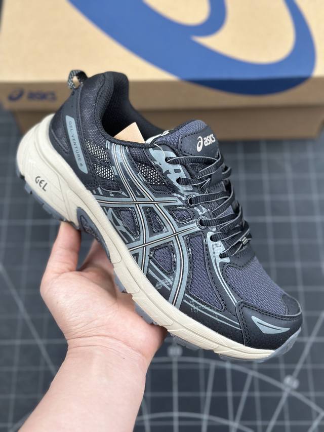 核心私 Asics Gel-Venture 6 复古单品休闲越野跑鞋 Gel- Venture6跑鞋是越野跑者的多功能选择。专为喜欢户外运动的人士设计，这款鞋采