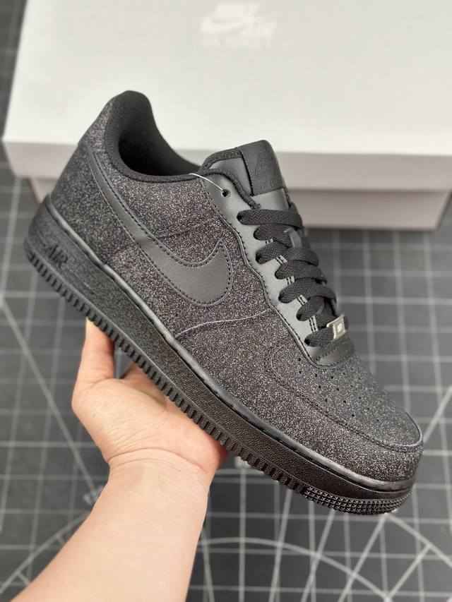 核心私 耐克nike Air Force 1 Low 黑色满天星炫彩 空军一号低帮百搭休闲运动板鞋 柔软、弹性十足的缓震性能和出色的中底设计，横跨复古与现代的外