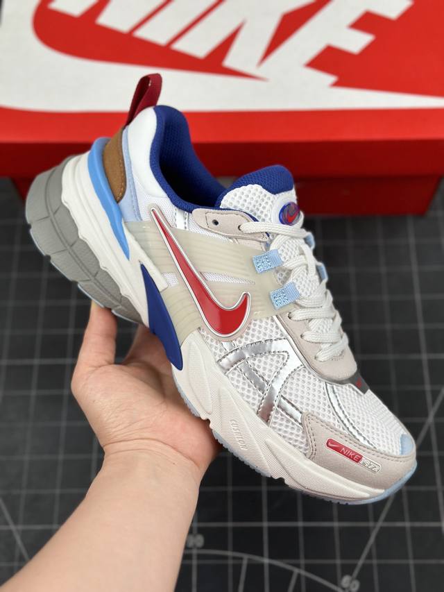 核心私 公司级nike V2K Run 复古单品 复古老爹鞋跑步鞋 鞋款被命名为 Runtekk 设计上借鉴了 2000 年的跑鞋风格 配色上以金属银为主调 简