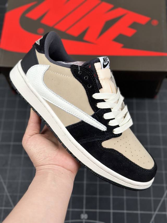 核心私 Travis Scott X Air Jordan 1 Low 低帮 黑粉倒勾联名 Aj1 乔丹1代 乔丹篮球鞋系列 鞋身延续了此前的设计，通体采用麂皮