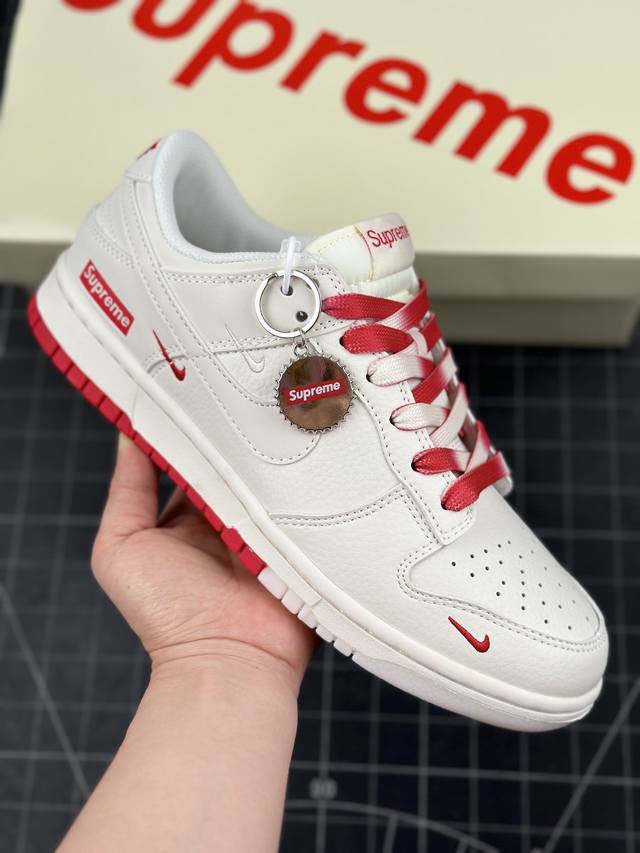 核心私 公司级supreme X Nike Dunk Sb Low Sup X 耐克 Sb 低帮 联名白红 经典休闲运动板鞋 鞋身以白色作为主色调，搭配白色皮革