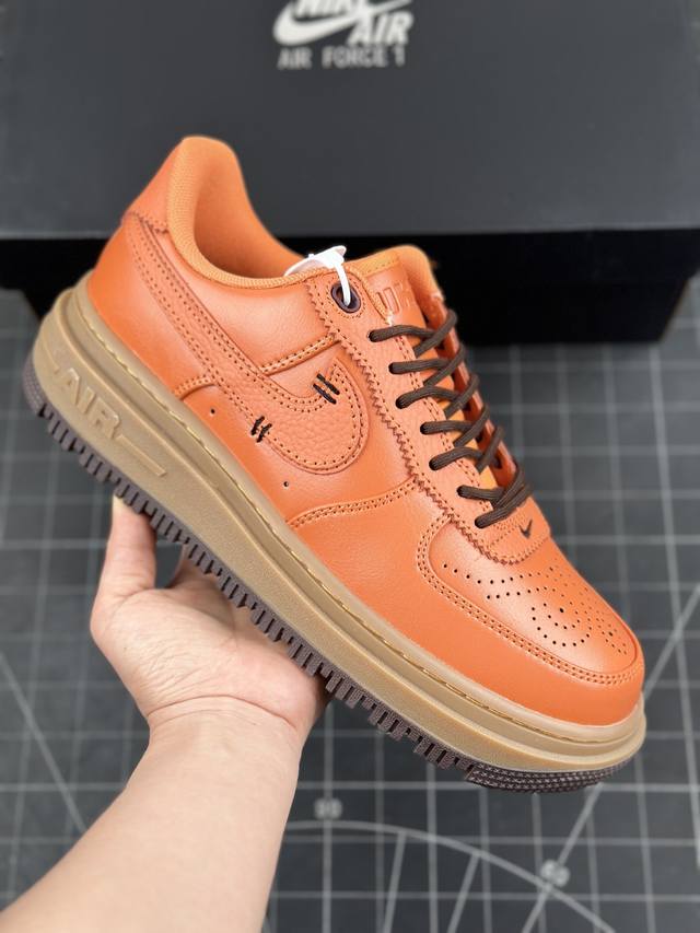 核心私 Nk Air Force 1 Low Luxe 空军一号低帮厚底休闲运动板鞋 #鞋款以1982年原版经典的 Air Force 1 Luxe 为蓝本，继