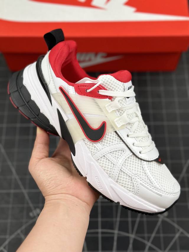 核心私 耐克 Nike V2K Runtekk 白黑红 减震防滑复古低帮跑步鞋 材质上使用大面积网眼 皮革 Tpu 组成 支撑和透气性肯定不错 中底处由 Cus