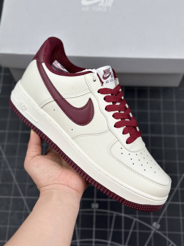 核心私 耐克nike Air Force 1 Low '07 “米酒红”空军一号低帮百搭休闲运动板鞋 柔软、弹性十足的缓震性能和出色的中底设计，横跨复古与现代的