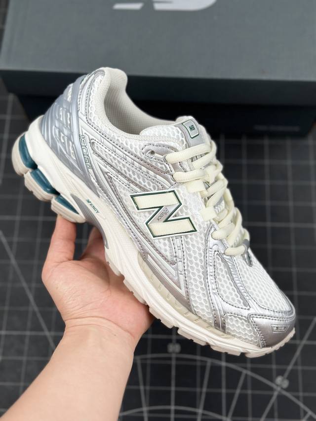 核心私 New Balance 1906系列复古老爹风休闲运动慢跑鞋 #采用轻质牛剖革拼接透气网眼衬垫织物鞋面材质 T-Beam大底提供足步弓支撑，保持步态稳定