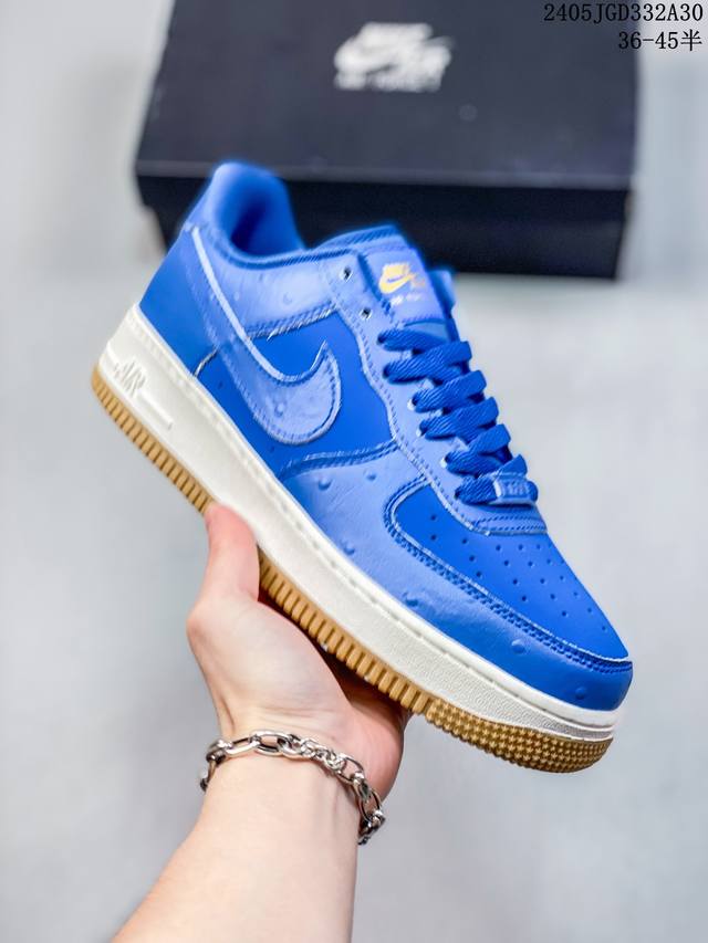 公司级耐克nike Air Force 1 Low 空军一号低帮百搭休闲运动板鞋。柔软、弹性十足的缓震性能和出色的中底设计，横跨复古与现代的外型结合，造就出风靡