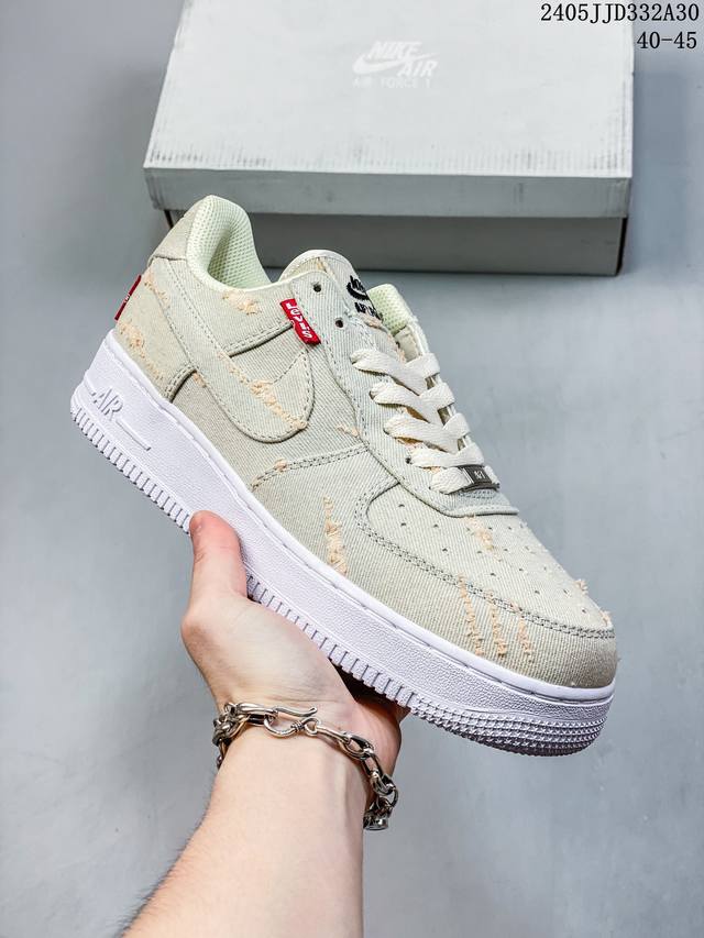 公司级耐克nike Air Force 1 Low 空军一号低帮百搭休闲运动板鞋。柔软、弹性十足的缓震性能和出色的中底设计，横跨复古与现代的外型结合，造就出风靡