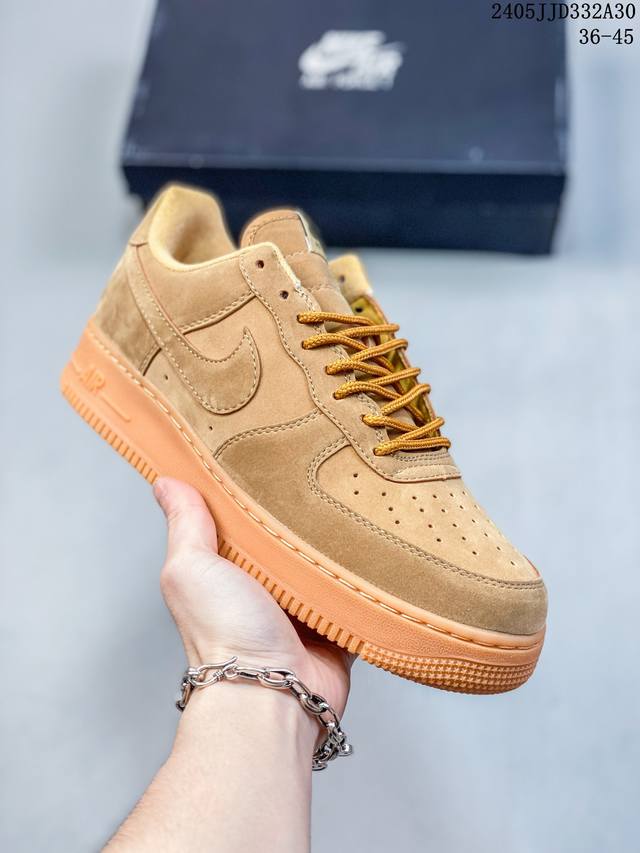 公司级耐克nike Air Force 1 Low 空军一号低帮百搭休闲运动板鞋。柔软、弹性十足的缓震性能和出色的中底设计，横跨复古与现代的外型结合，造就出风靡