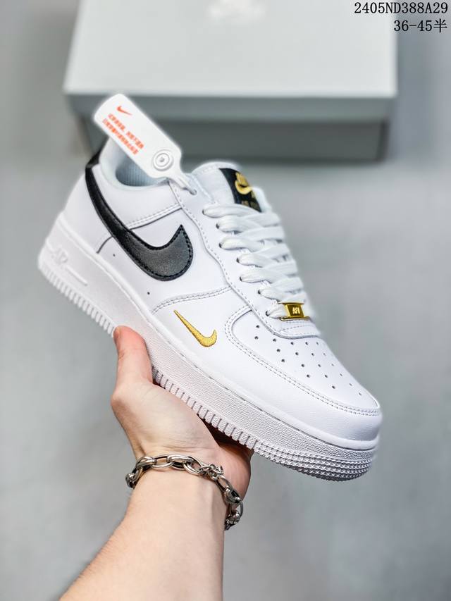 公司级耐克nike Air Force 1 Low 空军一号低帮百搭休闲运动板鞋。柔软、弹性十足的缓震性能和出色的中底设计，横跨复古与现代的外型结合，造就出风靡