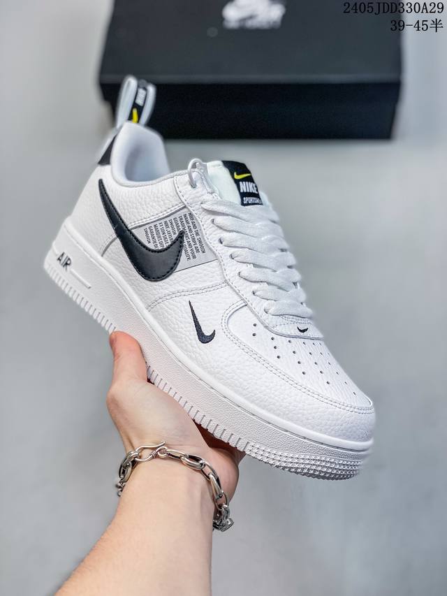 公司级耐克nike Air Force 1 Low 空军一号低帮百搭休闲运动板鞋。柔软、弹性十足的缓震性能和出色的中底设计，横跨复古与现代的外型结合，造就出风靡