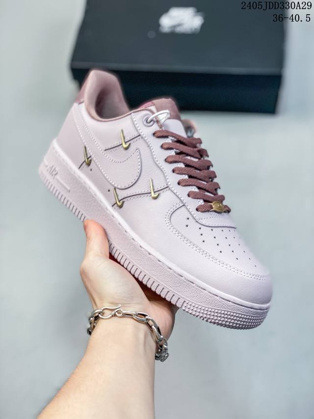 公司级耐克nike Air Force 1 Low 空军一号低帮百搭休闲运动板鞋。柔软、弹性十足的缓震性能和出色的中底设计，横跨复古与现代的外型结合，造就出风靡