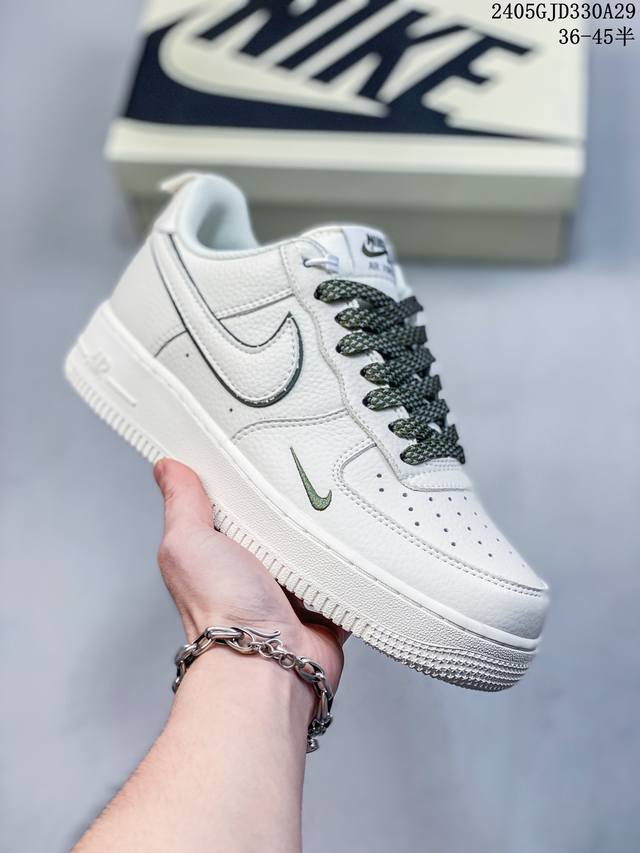 公司级耐克nike Air Force 1 Low 空军一号低帮百搭休闲运动板鞋。柔软、弹性十足的缓震性能和出色的中底设计，横跨复古与现代的外型结合，造就出风靡