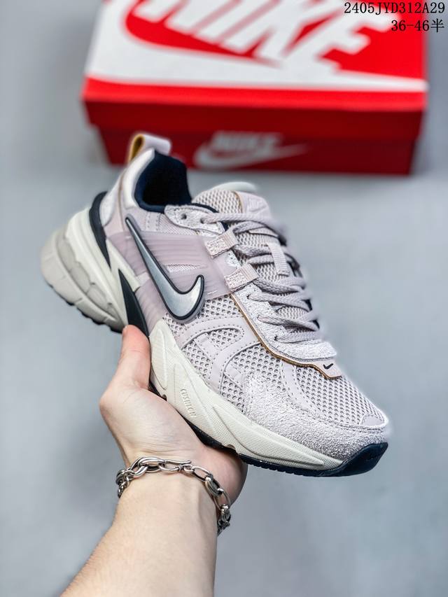 纯原复刻1比1真标带半码！ nike V2K Run跑步鞋 复古风潮 网面透气运动鞋 紧致的鞋面材质提供良好的包裹性 鞋侧 Swoosh以及鞋头部分搭配增添不少