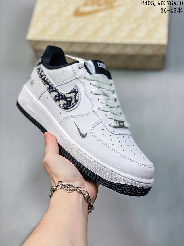 公司级耐克nike Air Force 1 Low 空军一号低帮百搭休闲运动板鞋。柔软、弹性十足的缓震性能和出色的中底设计，横跨复古与现代的外型结合，造就出风靡