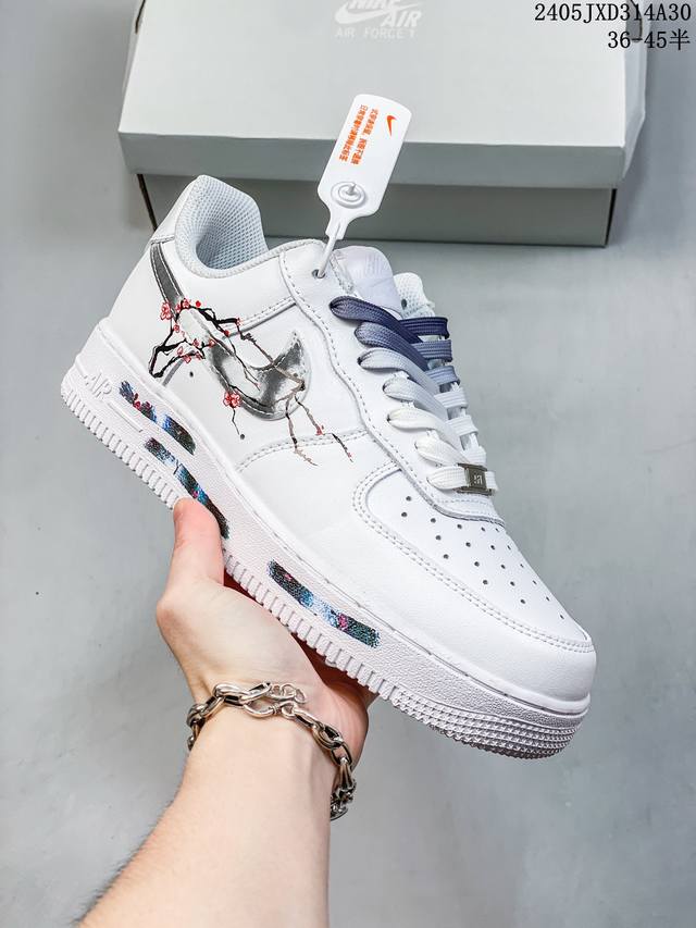 公司级耐克nike Air Force 1 Low 空军一号低帮百搭休闲运动板鞋。柔软、弹性十足的缓震性能和出色的中底设计，横跨复古与现代的外型结合，造就出风靡