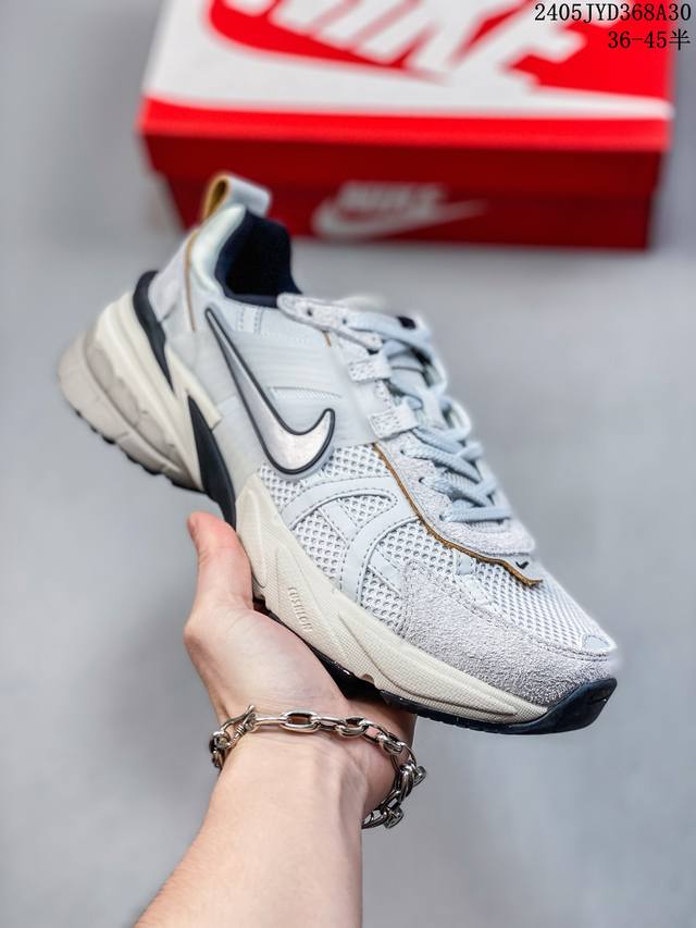 耐克nike V2K Run跑步鞋复古风潮 网面透气运动鞋 灰银紧致的鞋面材质提供良好的包裹性鞋侧 Swoosh以及鞋头部分搭配增添不少亮点的镀铬细节鞋垫上印有