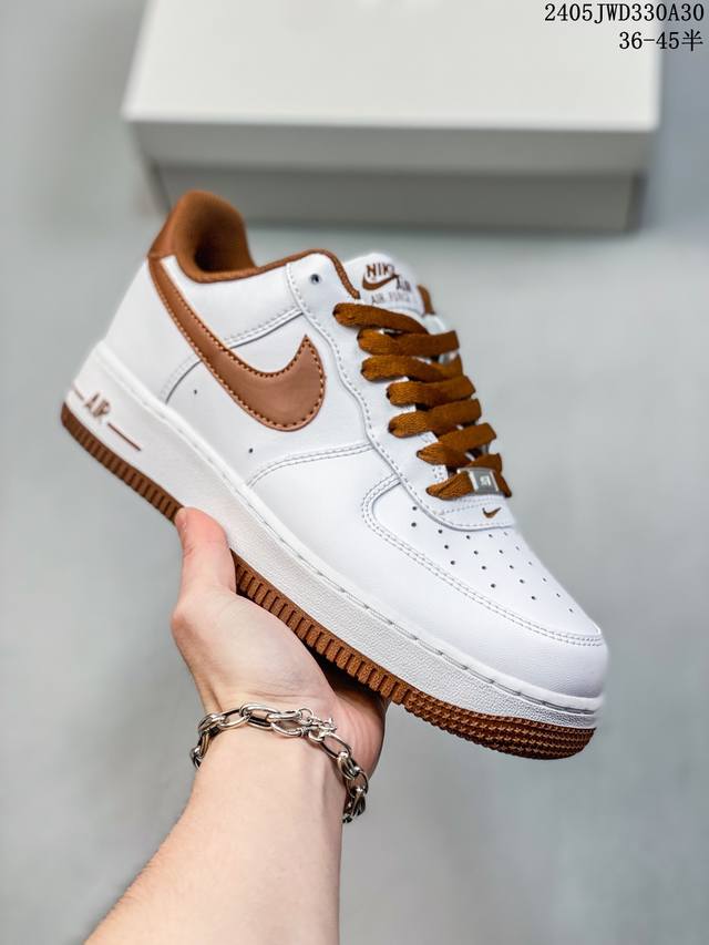 公司级耐克nike Air Force 1 Low 空军一号低帮百搭休闲运动板鞋。柔软、弹性十足的缓震性能和出色的中底设计，横跨复古与现代的外型结合，造就出风靡