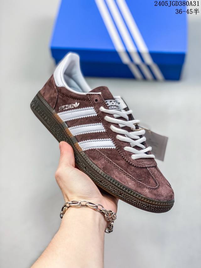 阿迪达斯 Adidas Handball Spezial 三叶草学院风复古休闲板鞋 德训鞋 橡胶底柔软皮革经典运动鞋板鞋。圆头、缝合拼接设计、正面绑带、鞋舌部位