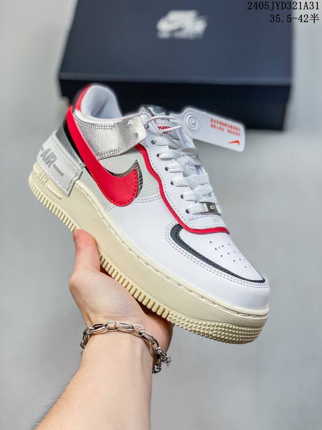 Nike Wmns Air Force 1 Shadow 马卡龙军空一号轻增量高低帮搭百板鞋。为典经设计注玩入味元素。 分层构结、大加中及底双重品牌标志，充彰份