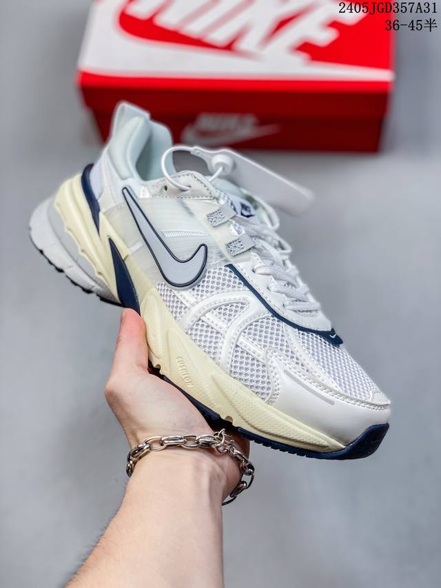 Nike V2K Runtekk 减震防滑复古低帮跑步鞋材质上使用大面积网眼 皮革 Tpu 组成 支撑和透气性肯定不错 中底处由 Cushlon 泡绵打造 保证