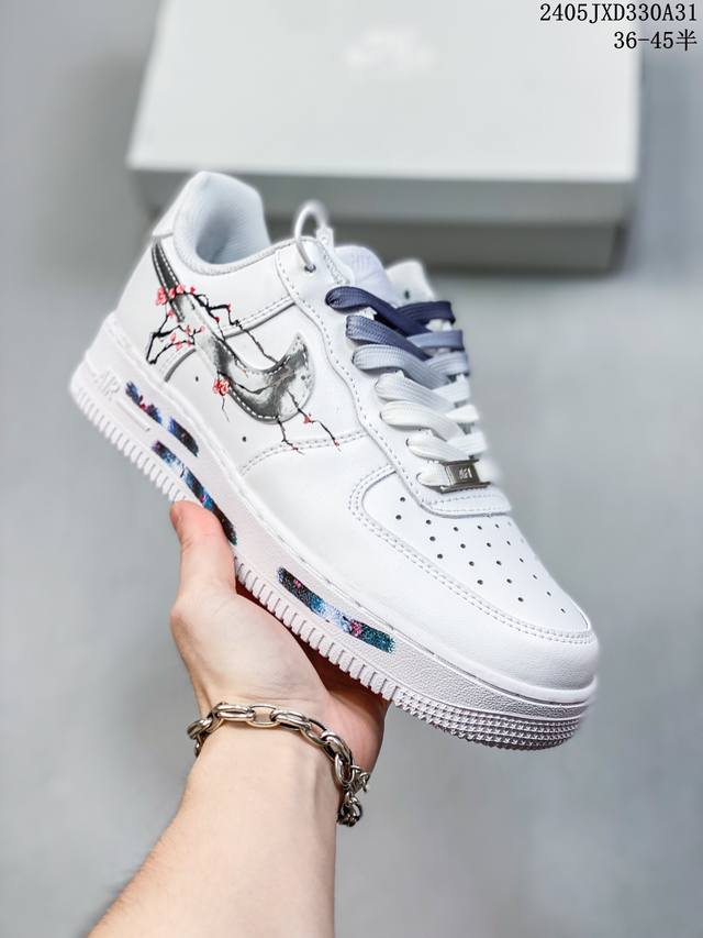 公司级耐克nike Air Force 1 Low 空军一号低帮百搭休闲运动板鞋。柔软、弹性十足的缓震性能和出色的中底设计，横跨复古与现代的外型结合，造就出风靡