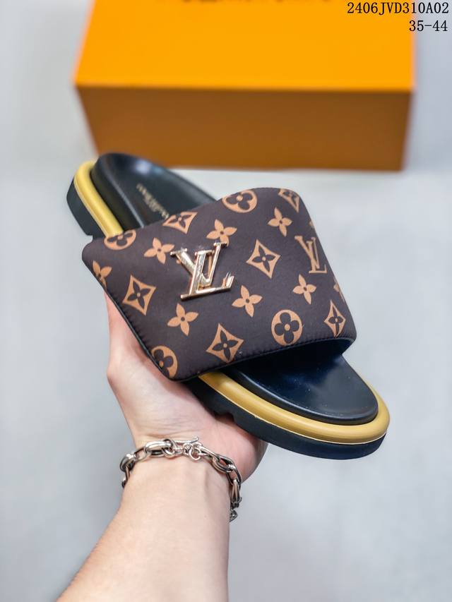 Lv 拖鞋系列 Louis Vuitton 沙滩休闲拖鞋 Louis Vuitton Lv 路易威登 浮雕 潮流经典魔术贴一字拖鞋延续经典 上脚舒适性极好 鞋轻