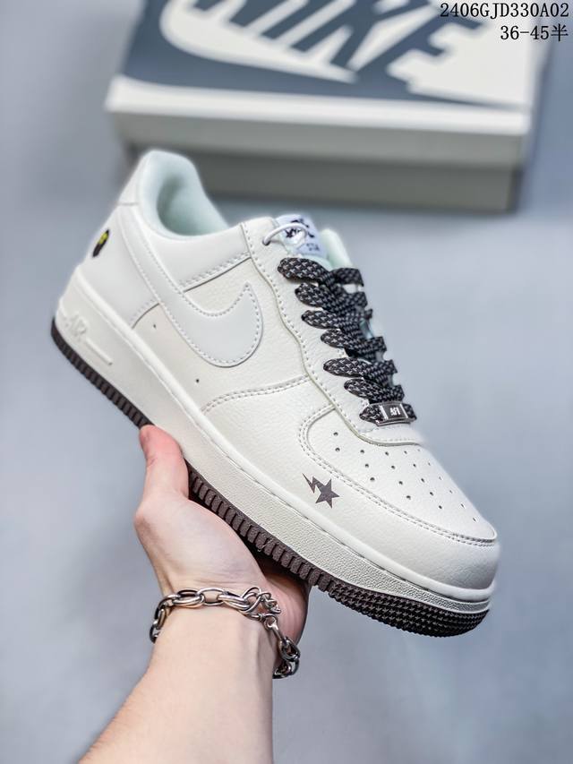 公司级耐克nike Air Force 1 Low 空军一号低帮百搭休闲运动板鞋。柔软、弹性十足的缓震性能和出色的中底设计，横跨复古与现代的外型结合，造就出风靡