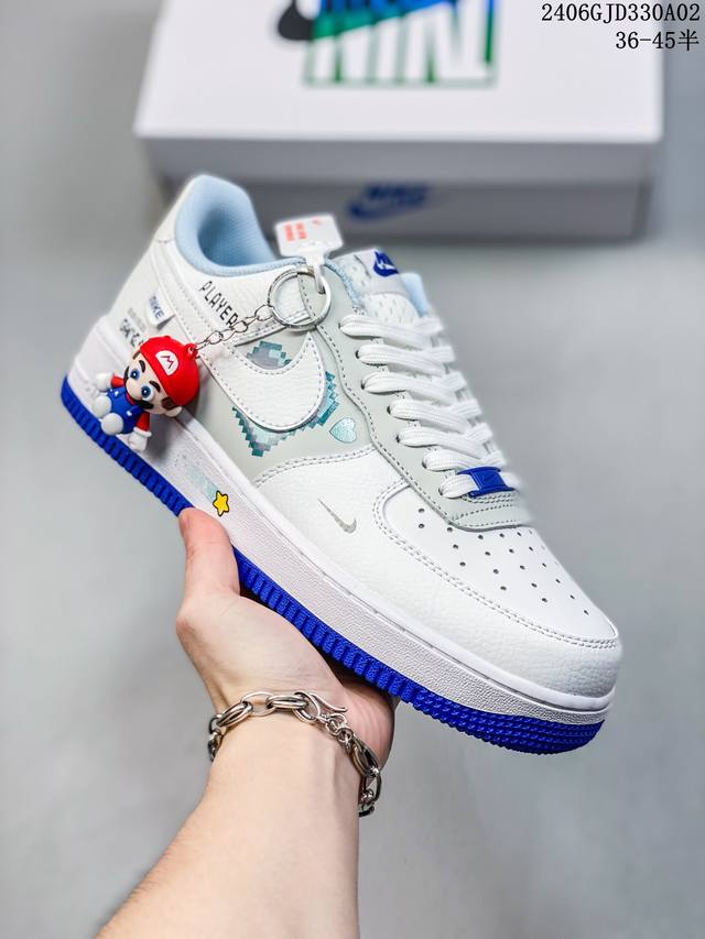 公司级耐克nike Air Force 1 Low 空军一号低帮百搭休闲运动板鞋。柔软、弹性十足的缓震性能和出色的中底设计，横跨复古与现代的外型结合，造就出风靡