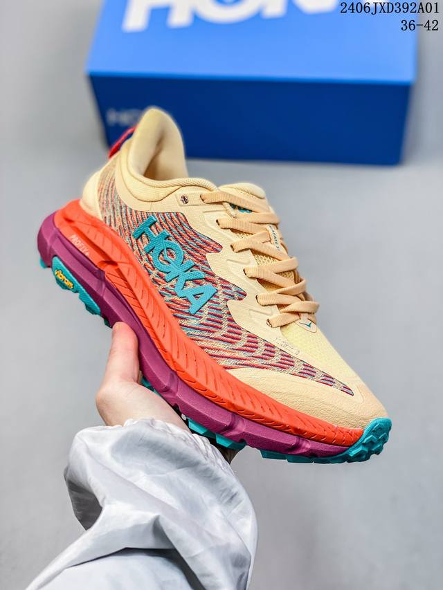 Hoka One One Clifton 克里夫顿 -马法特4 代专业性能减震公路跑步鞋 轻盈透气的针织网面和纱线的使用让鞋面更挺拔 增强鞋面的强度和支撑性能