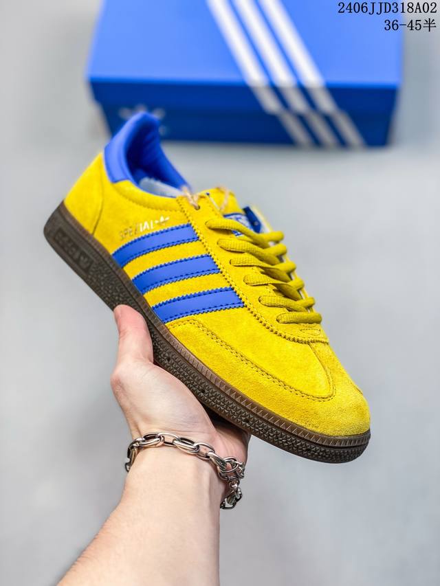 阿迪达斯 Adidas Handball Spezial 三叶草学院风复古休闲板鞋 德训鞋 橡胶底柔软皮革经典运动鞋板鞋。圆头、缝合拼接设计、正面绑带、鞋舌部位