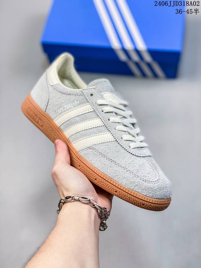 阿迪达斯 Adidas Handball Spezial 三叶草学院风复古休闲板鞋 德训鞋 橡胶底柔软皮革经典运动鞋板鞋。圆头、缝合拼接设计、正面绑带、鞋舌部位