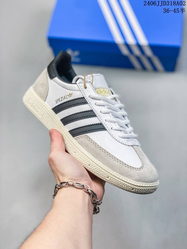 阿迪达斯 Adidas Handball Spezial 三叶草学院风复古休闲板鞋 德训鞋 橡胶底柔软皮革经典运动鞋板鞋。圆头、缝合拼接设计、正面绑带、鞋舌部位