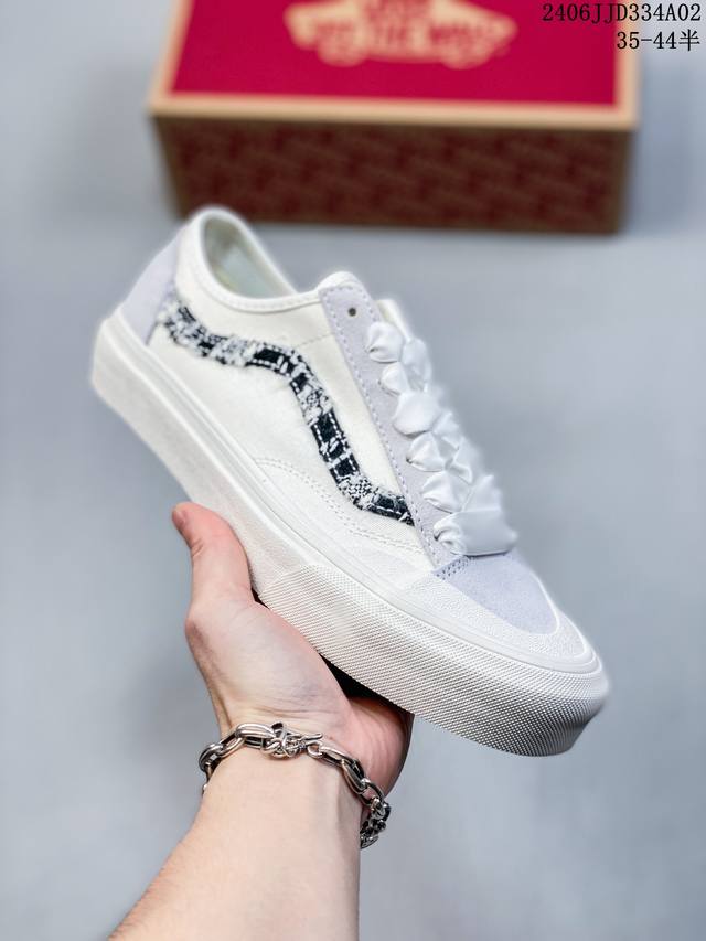 Vans X The Monste 泡泡玛特联名 vans请来艺术家龙家升 以他笔下古灵精怪的 经典精灵角色labubu形象灵感 为你送上一份新年怪礼 货号：V