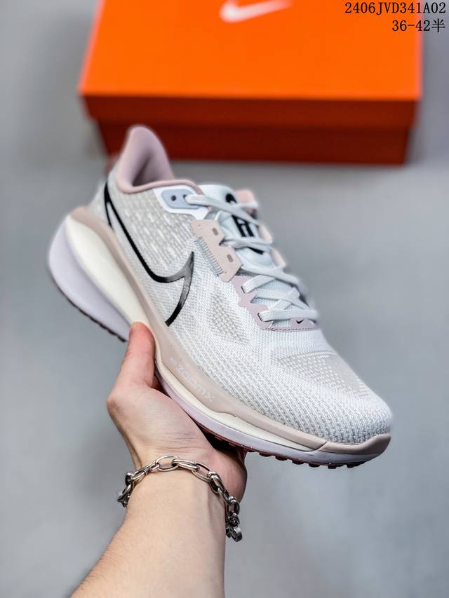 Nike Air Zoom Pegasus 登月十七代跑鞋 网面透气跑步鞋 兼顾迅疾外观和稳固脚感 后跟覆面和中足动态支撑巧妙融合 缔造稳定顺畅的迈步体验 采用