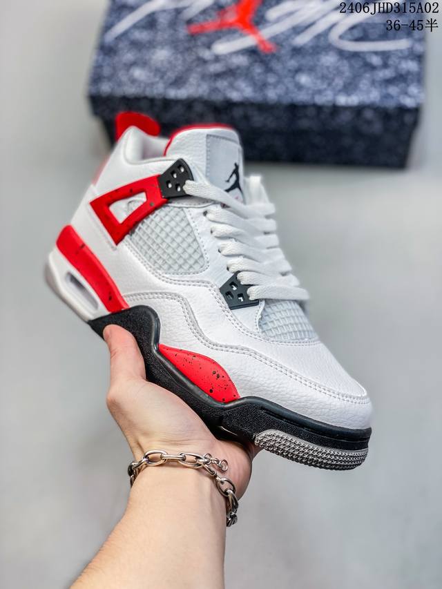 Air Jordan 4 Retro Aj4 乔丹4代 Aj4 乔4 乔丹篮球鞋系列 承袭了 Black Cat 的劲酷风范，眼前的这双 Air Jordan