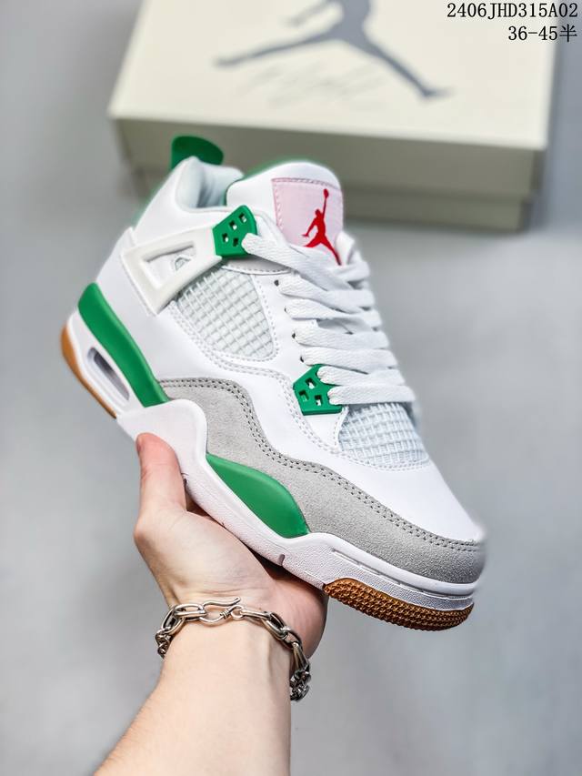 Air Jordan 4 Retro Aj4 乔丹4代 Aj4 乔4 乔丹篮球鞋系列 承袭了 Black Cat 的劲酷风范，眼前的这双 Air Jordan