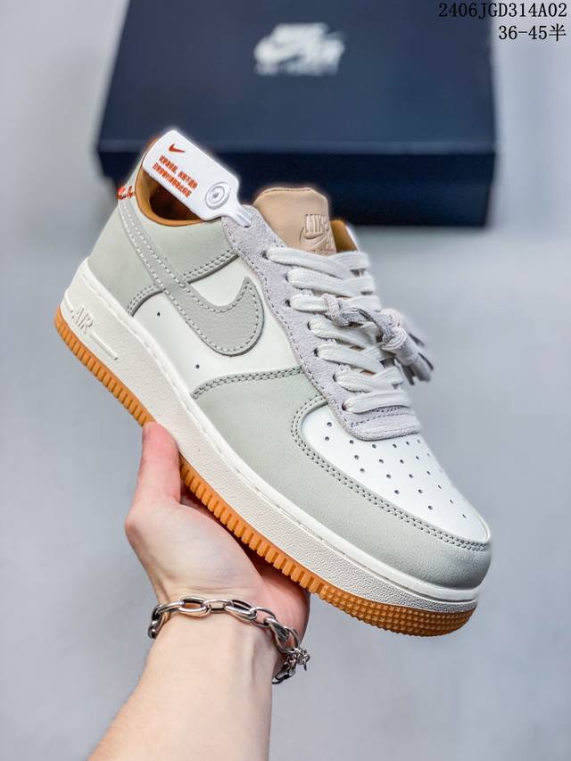 公司级耐克nike Air Force 1 Low 空军一号低帮百搭休闲运动板鞋。柔软、弹性十足的缓震性能和出色的中底设计，横跨复古与现代的外型结合，造就出风靡