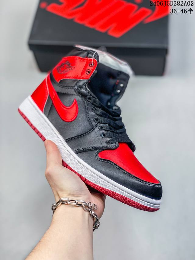 耐克 Nike Air Jordan 1 Retro High Og 乔丹一代篮球鞋复刻运动鞋 皮面高帮板鞋的设计灵感源自运动夹克，带你重温入选球队时刻。采用经