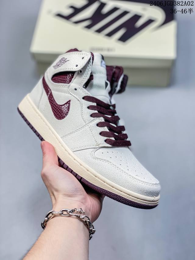 耐克 Nike Air Jordan 1 Retro High Og 乔丹一代篮球鞋复刻运动鞋 皮面高帮板鞋的设计灵感源自运动夹克，带你重温入选球队时刻。采用经