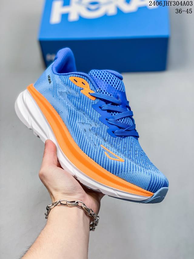 Hoka One One这个品牌来自于新西兰的毛利语，Hoka表示大地，One One表示飞越，连起来就是飞越地平线，One One不是读作“万万”，正确读法是