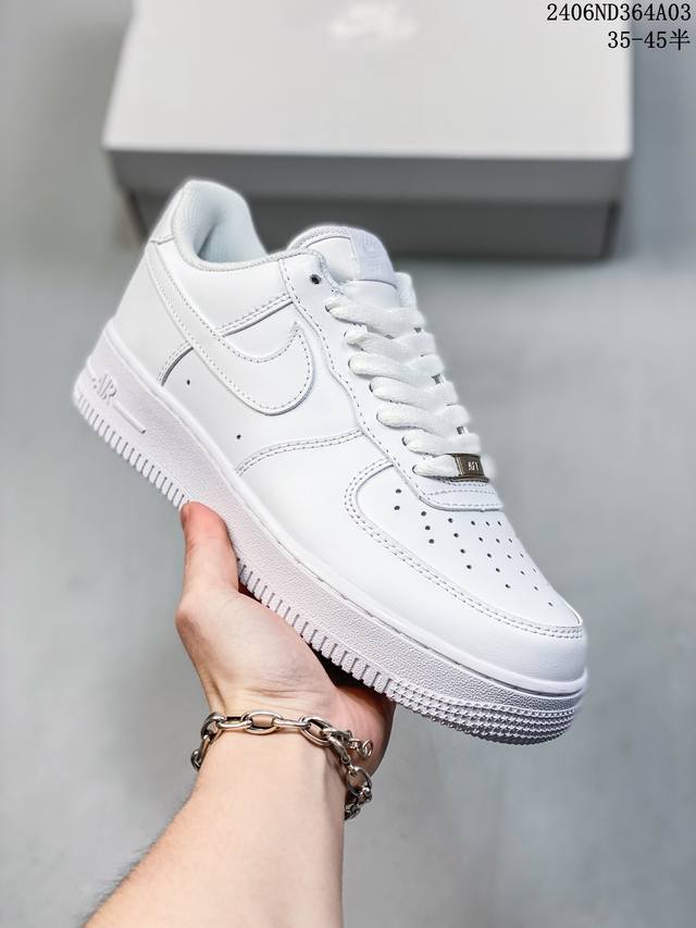 公司级耐克nike Air Force 1 Low 空军一号低帮百搭休闲运动板鞋。柔软、弹性十足的缓震性能和出色的中底设计，横跨复古与现代的外型结合，造就出风靡