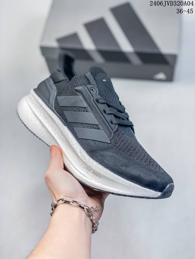 阿迪达斯adidas Ultraboost Light 全掌爆米花休闲运动跑鞋。采用网材搭配反光皮革鞋面，配上stretchweb网格外底和boost中底，提供