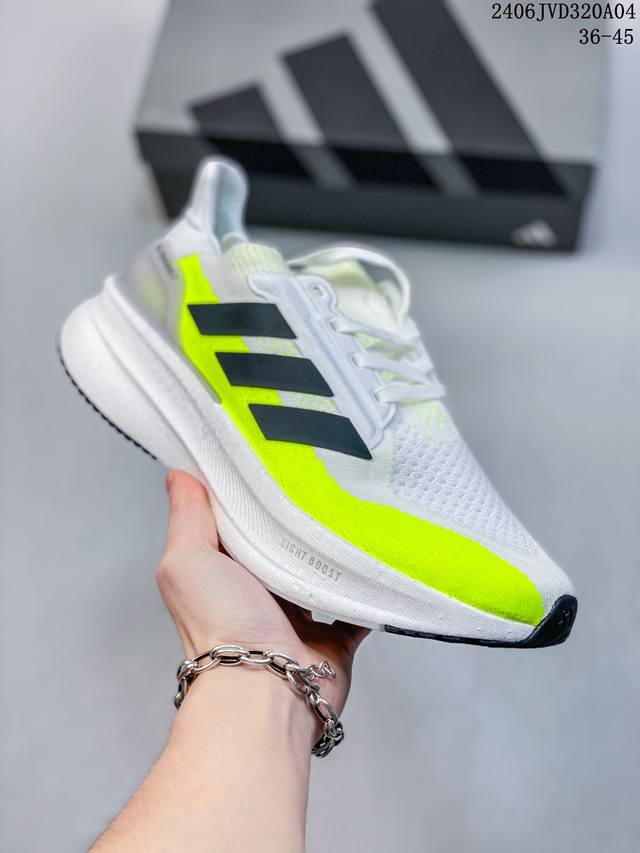 阿迪达斯adidas Ultraboost Light 全掌爆米花休闲运动跑鞋。采用网材搭配反光皮革鞋面，配上stretchweb网格外底和boost中底，提供