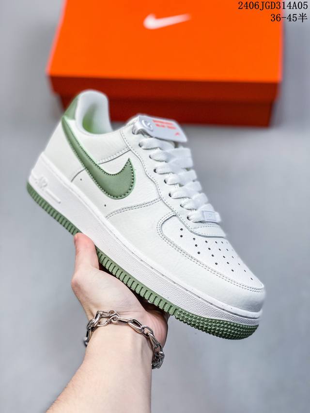 公司级耐克nike Air Force 1 Low 空军一号低帮百搭休闲运动板鞋。柔软、弹性十足的缓震性能和出色的中底设计，横跨复古与现代的外型结合，造就出风靡