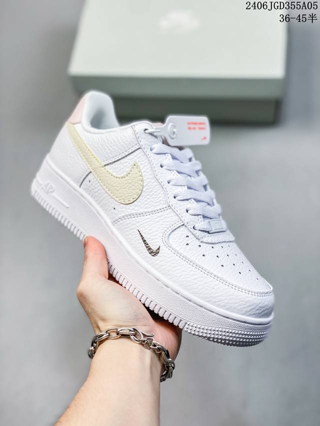 公司级耐克nike Air Force 1 Low 空军一号低帮百搭休闲运动板鞋。柔软、弹性十足的缓震性能和出色的中底设计，横跨复古与现代的外型结合，造就出风靡