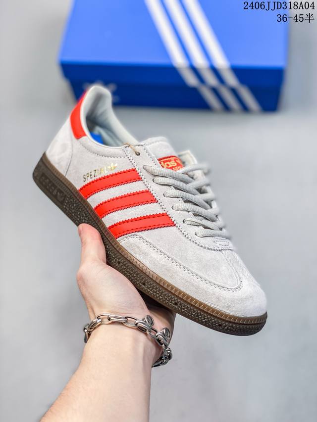 阿迪达斯 Adidas Handball Spezial 三叶草学院风复古休闲板鞋 德训鞋 橡胶底柔软皮革经典运动鞋板鞋。圆头、缝合拼接设计、正面绑带、鞋舌部位