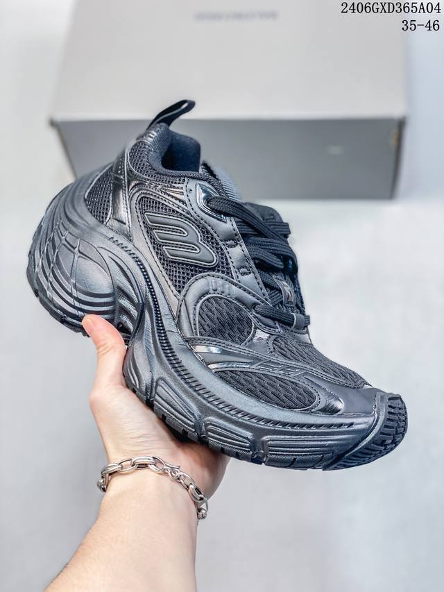 Balenciaga Cargo Sneaker 10Xl 巴黎世家 Balenciaga 2024 秋季大秀拉开帷幕，又一双更为夸张的鞋运动鞋正式亮相，真真是