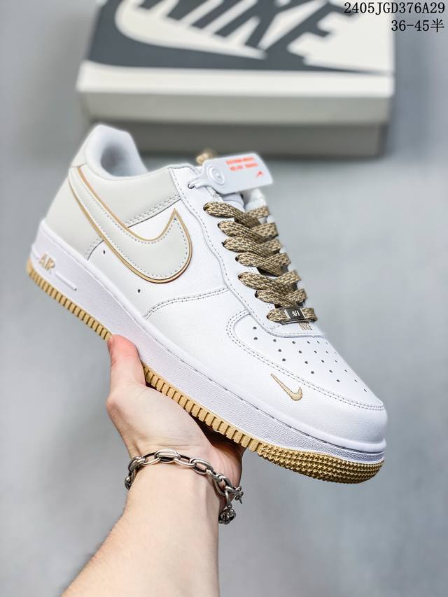 公司级耐克nike Air Force 1 Low 空军一号低帮百搭休闲运动板鞋。柔软、弹性十足的缓震性能和出色的中底设计，横跨复古与现代的外型结合，造就出风靡