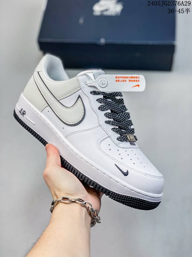 公司级耐克nike Air Force 1 Low 空军一号低帮百搭休闲运动板鞋。柔软、弹性十足的缓震性能和出色的中底设计，横跨复古与现代的外型结合，造就出风靡